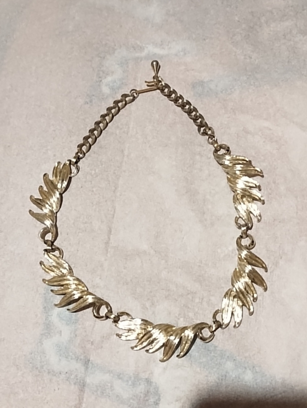 Gold Leaf-Style Link Necklace / Choker Women Jewelry VGC.